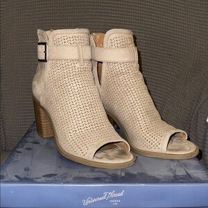 Universal Thread Women's Cream Peep-Toe Ankle Booties